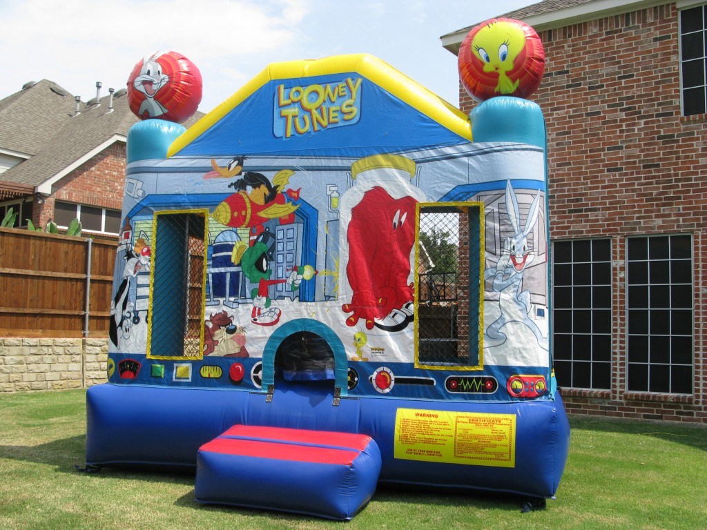 Looney Tunes bounce house