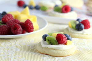 Mini-Fruit-pizza-appetizer-party-idea