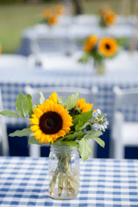 sunflower-centerpiece-idea-for-backyard-bbq-party