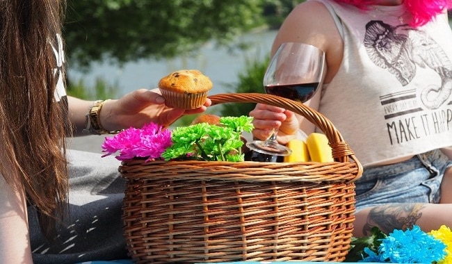 food-in-picnic basket