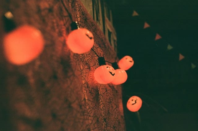 halloween jack o lantern lights hanging up